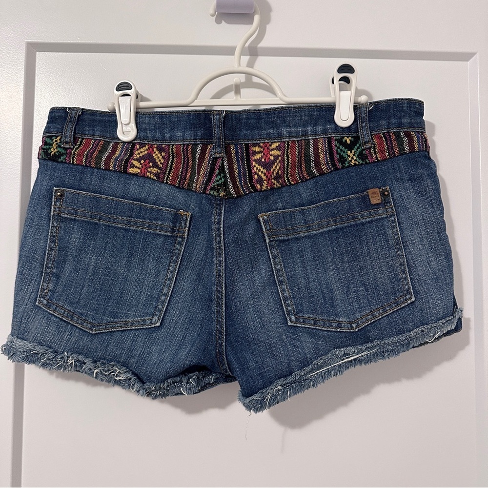 Roots Tribal Embroidered Dark Wash Blue Jean Short Raw Edge Size 29 Women’s - Picture 2 of 10